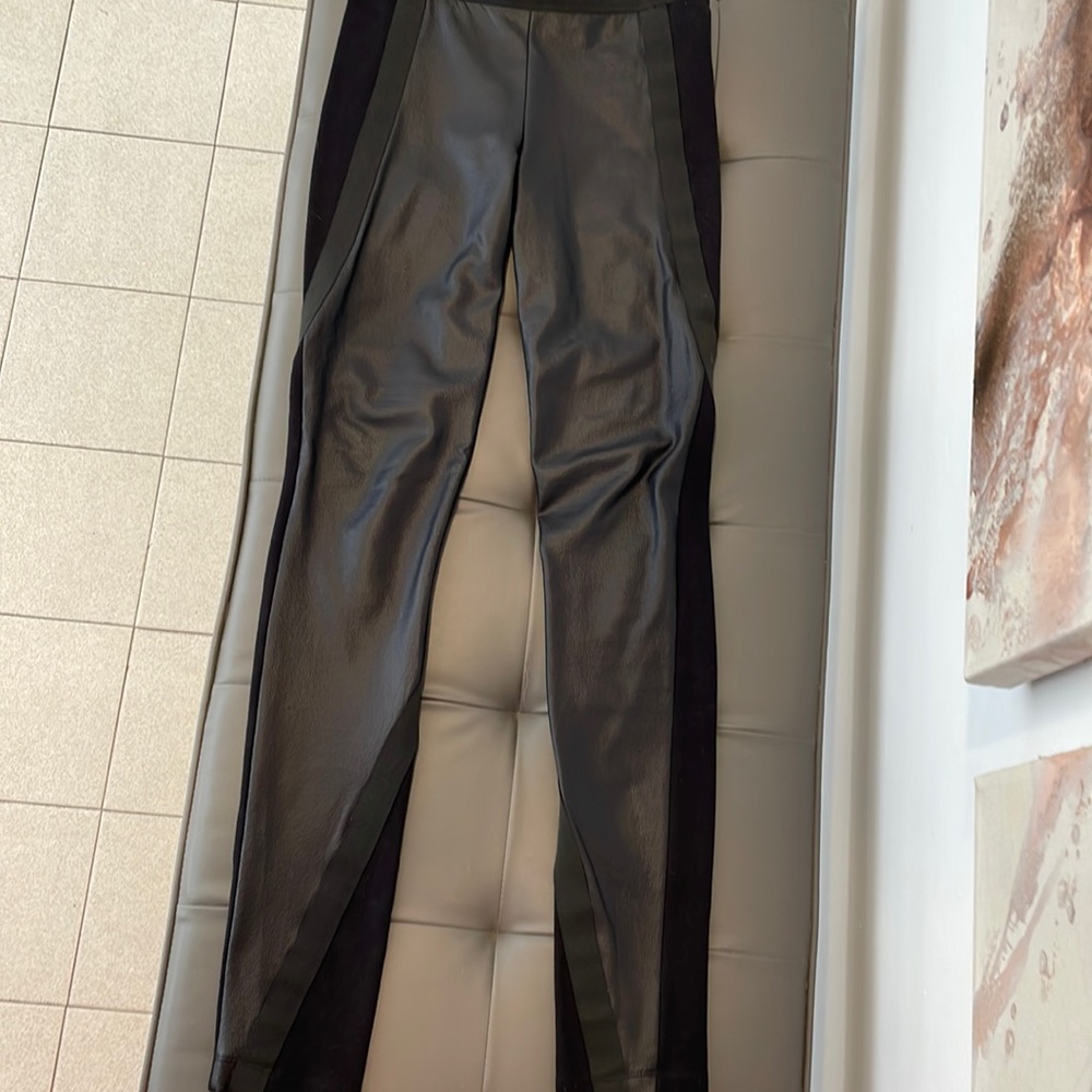 Like-new  pull on mixed leather-like and stretch skinny ponte legging pant.